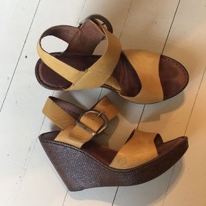 Born mustard yellow wedges! Size 8
